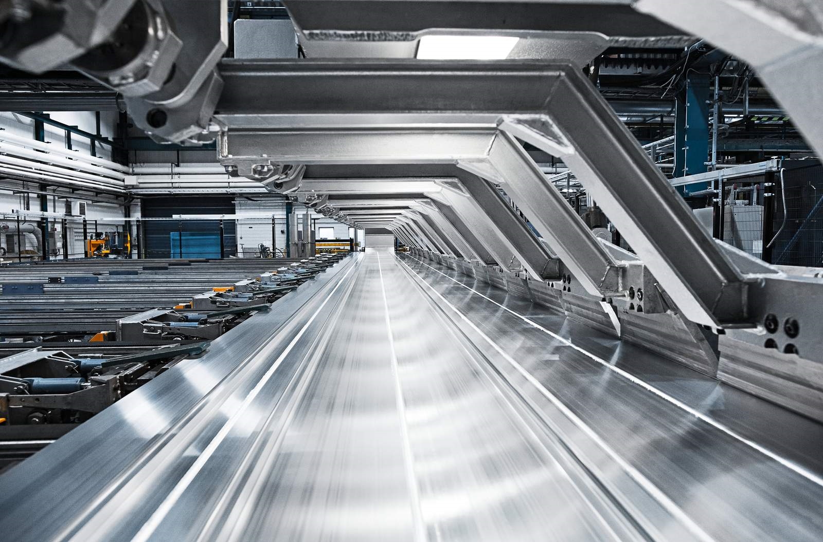 Large panels of extruded aluminum