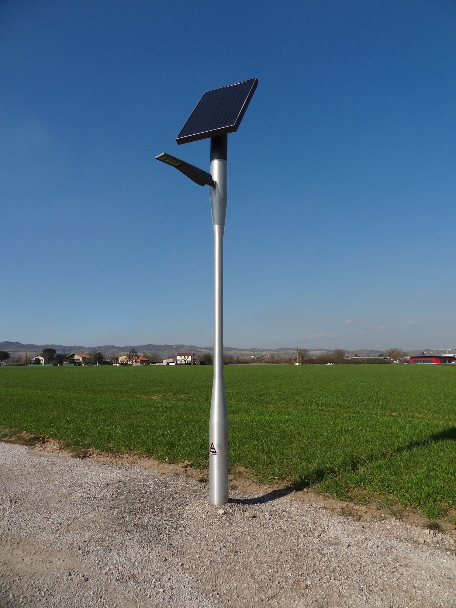 Mast mit aufgesetztem Solarpanel