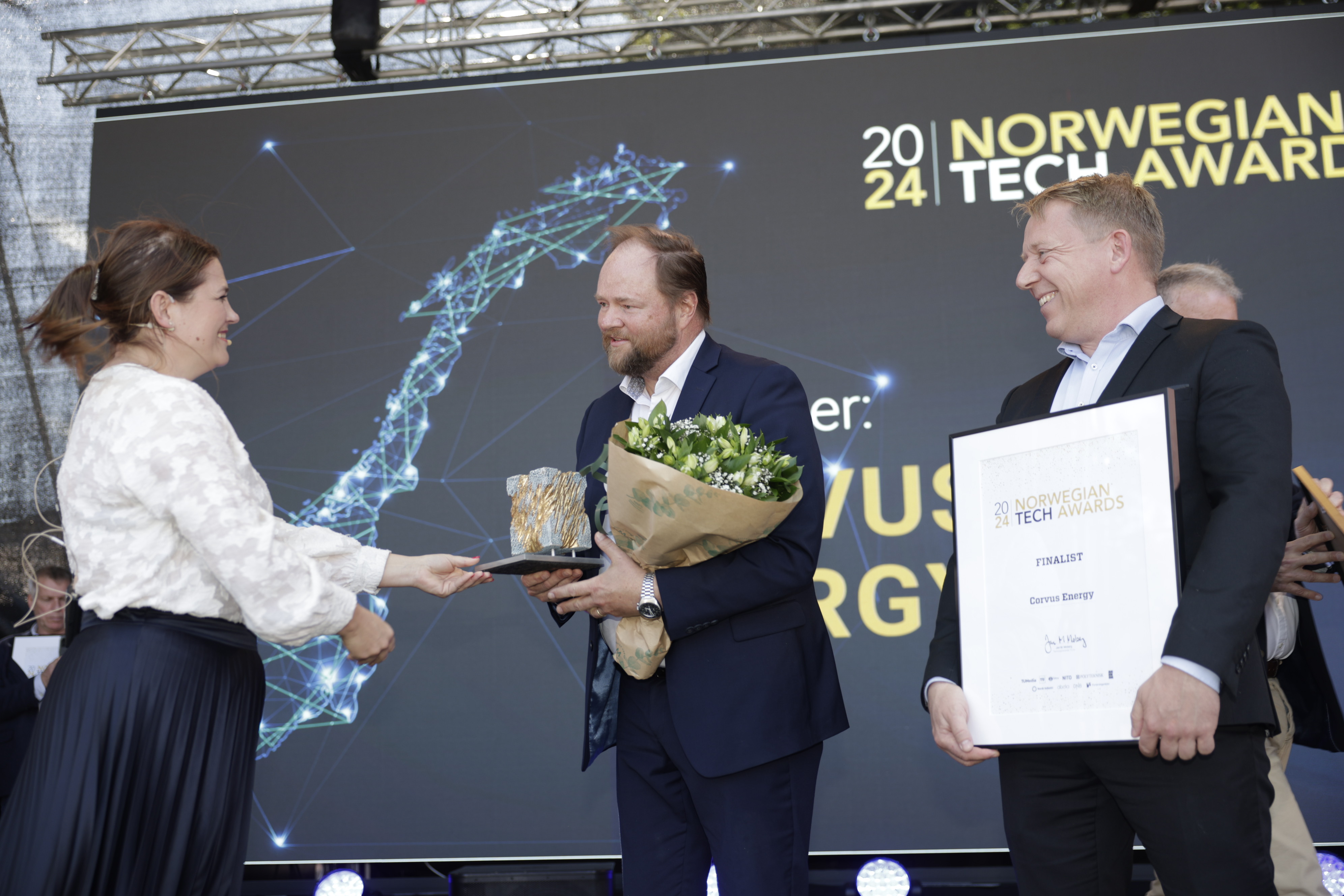 Thor Humerfelt og Kjetil Dent Tranberg fra Corvus Energy tok imot prisen fra næringsminister Cecilie Myrseth under Kongsberg Agenda. (Foto: Arash Nejad / Teknisk Ukeblad)