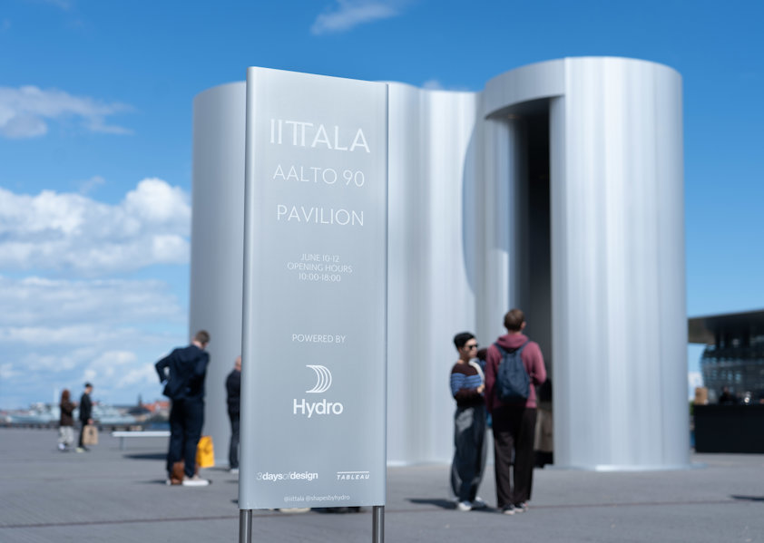Iittala markerer 90-årsjubileet for den ikoniske Aalto-vasen med en installasjon laget i samarbeid med Hydro under 3daysofdesign i København. (Foto: Herman Skjølsvik / Hydro)