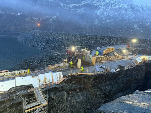 Pågåande arbeid med toppseksjoner på overløp