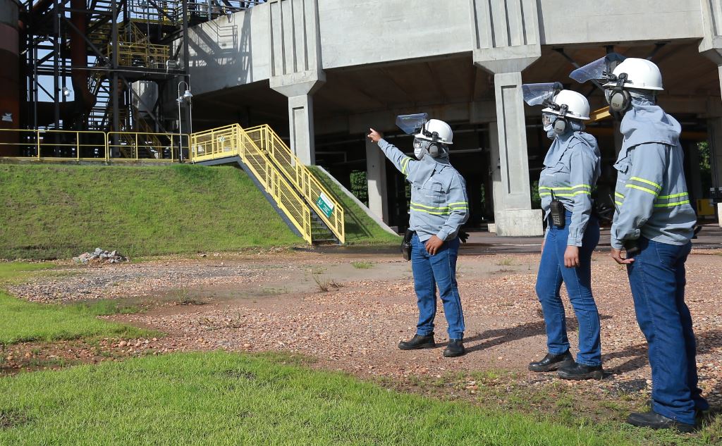 Três empregados da Alunorte observam a Estação de tratamento de efluentes