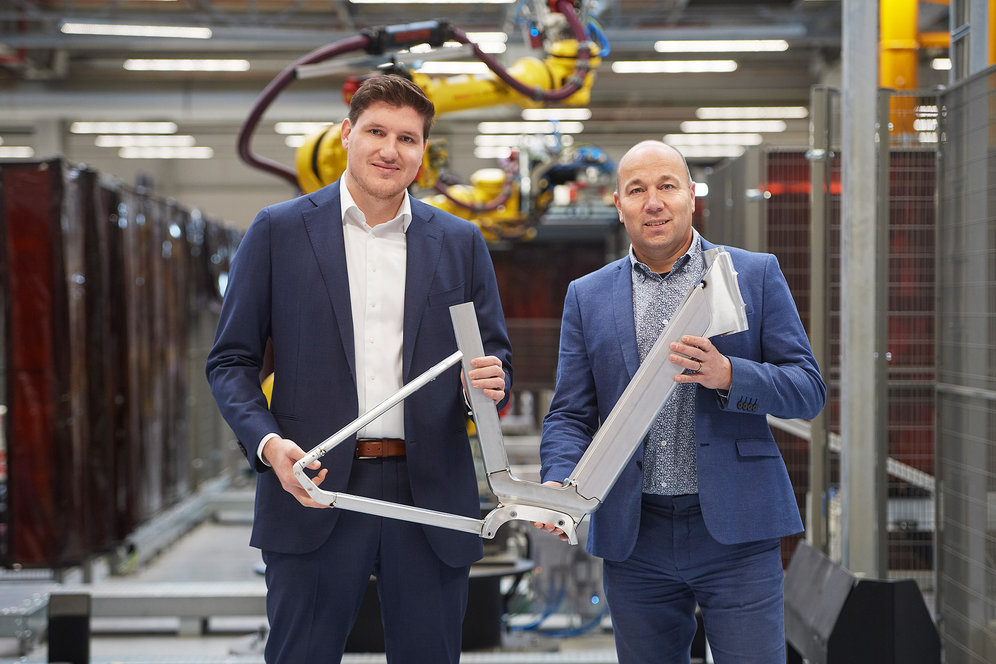 Jason Koevoet (left) and VDL Bike Frame Technologies with key account manager Martin Bruins Slot of Hydro.